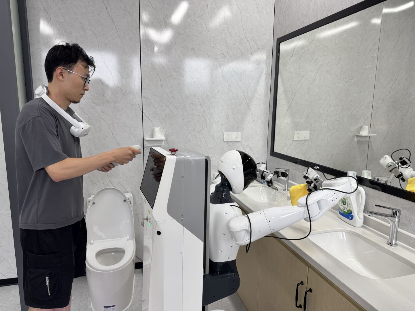 操作员遥操作移动机器人进行卫生间场景测试